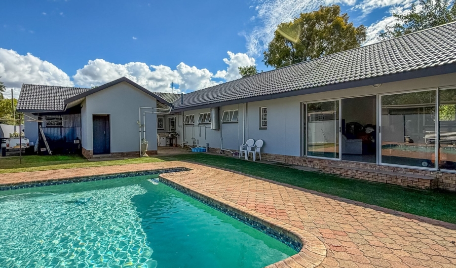 4 Bedroom Property for Sale in Flamwood North West